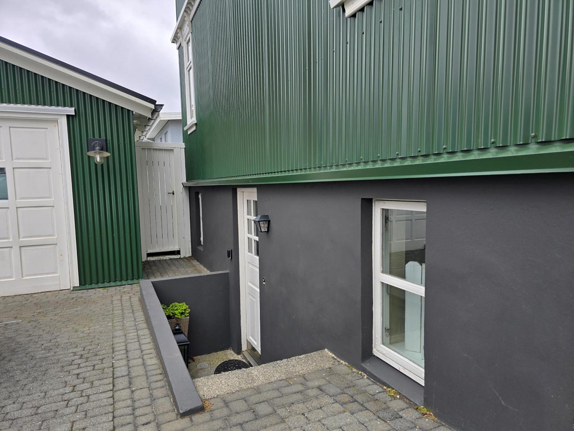 Old Charm Apartment - Keflavik Downtown エクステリア 写真